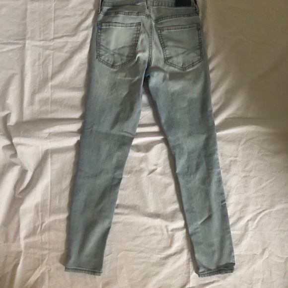 Distressed light wash jeans - Picture 3 of 3